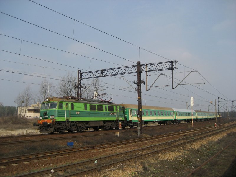 EP07-502 fhrt mit einem Personenzug am 09.03.2008 durch Bydgoszcz.
