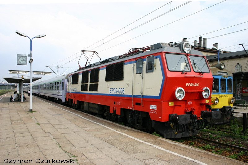 EP09-006 PKP Cargo mit Ex  Beskidy  aus Bielsko-Biala zu Warszawa Wschodnia und EN57-1797 in Czechowice-Dziedzice am 11.08.2006