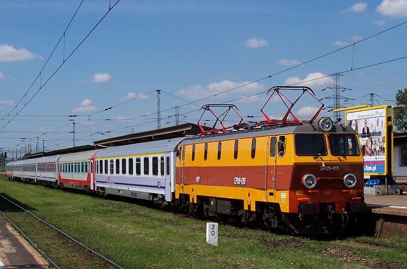 EP09-019 mit IC-Zug Krakau - Warschau am 24.06.2005 in Warschau Zachodnia