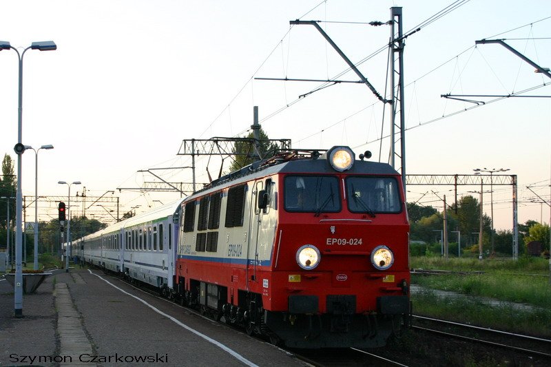 EP09-024 der PKP Cargo mit IC  Ondraszek  in Bielsko-Biala am 19.07.2006