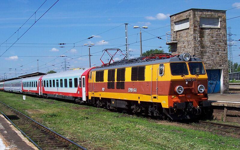EP09-041 mit Express-Zug von Krakau am 24.06.2005 im Bahnhof Warschau Zachodnia. Nur diese Baureihe fhrt die Express- und IC-Zge Warschau - Krakau, es ist die einzige Bahnstrecke in Polen, auf der mit 160 km/h teilweise gefahren wird.
