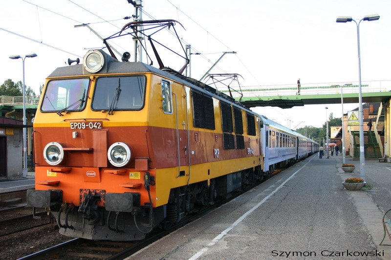 EP09-042 mit IC  Ondraszek  Bielsko-Biala - Warszawa (Warschau) in Bielsko-Biala am 18.07.2006