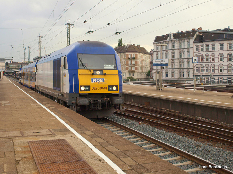 ER 20-001 der NOB wechselt am 21.06.09 mit der NOB 80526 nach Westerland/Sylt aus unerklrlichen Grnden das Gleis whrend der Ausfahrt aus Hamburg-Altona Richtung Elmshorn.