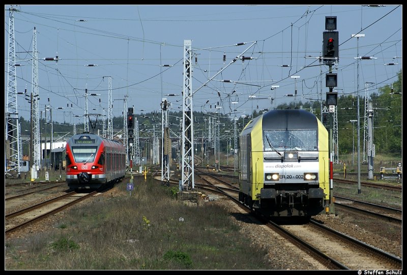 ER 20-002 und ein Flirt bei einer kleinen Parallelfahrt im Neustrelitzer Gleisvorfeld. Aufgenommen am 23.04.09.