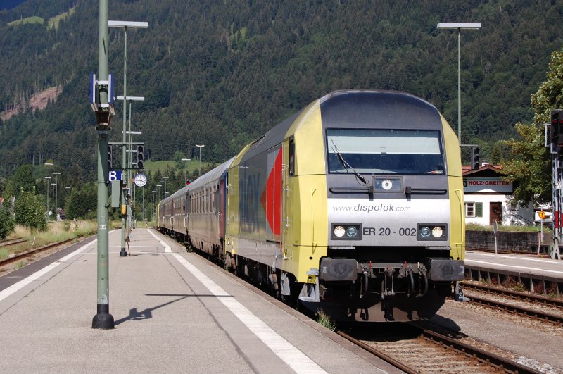 ER 20 - 002 fhrt am 30.07.07 mit dem planmigen Alex-Personenzug aus Mnchen in den Oberstdorfer Bahnhof ein.