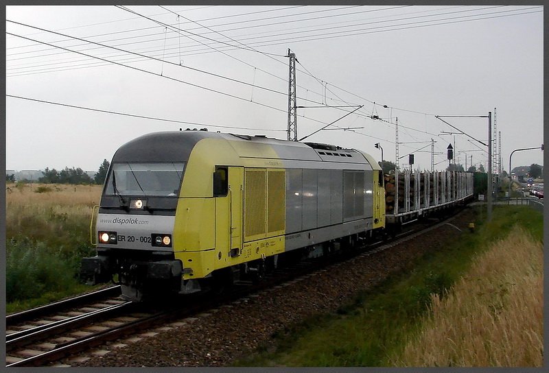 ER 20 002 verlsst, mit einem Holzzug, die Ausweichstelle Langendorf (vor den Toren Stralsund`s)  am 27.08.08 