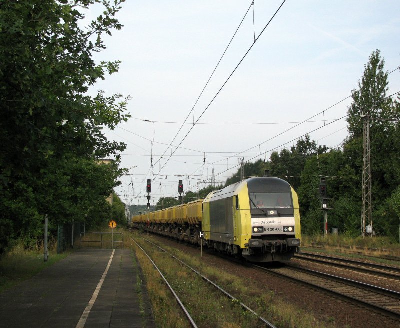 ER 20 - 003 Dispolok mit einem Schttgutzug bestehend aus ehemaligen Schauffele-Wagen am 17.08. durch Saarmund.