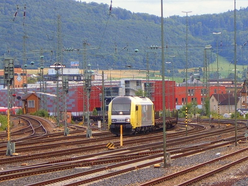 ER 20-004 stand am 18.06.07 mit einem leeren Gterzug auf Gleis 7 des Aalener Bahnhofs.