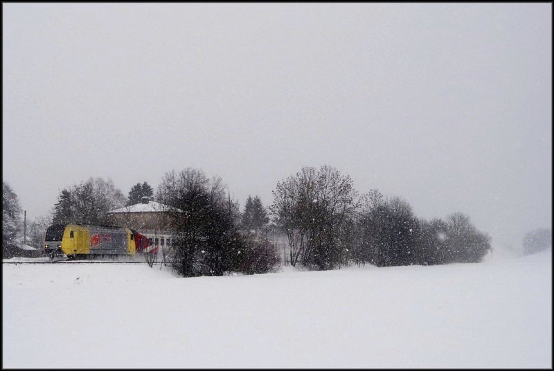 ER 20 - 005 durchfhrt bei dichtem Schneetreiben, mit Alx 86712, den ehemaligen Bahnhof Schwabhausen (27.01.2007)