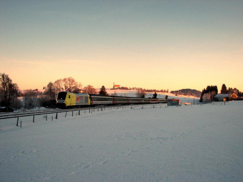 ER 20 - 005 mit EC 196 bei St. Alban (am 13.01.06)