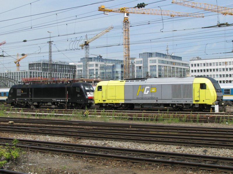 ER 20 006 und ES 64 U2 026 (die leider schon die schwarze Lackierung erhalten hat) sind am 30.7.2008 in Mnchen abgestellt.