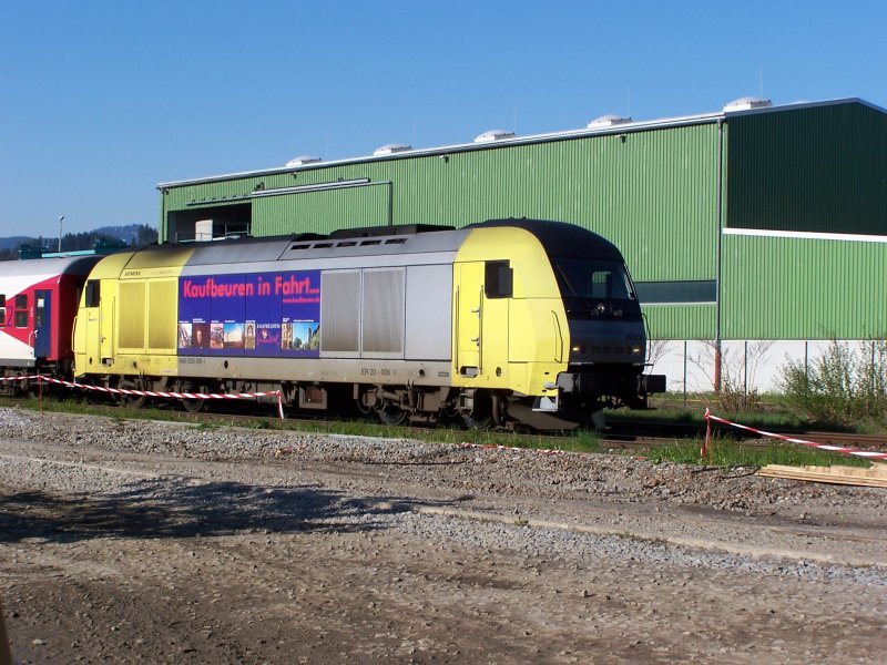 ER 20 006 zieht einen Alex in Richtung Kempten. Sonthofen im April 2005.