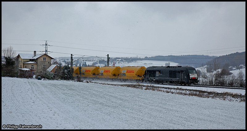 ER 20-008 mit dem Joserazug von Blaubeuren-Merkle nach Kleinheubach am 23.11.08 bei Aalen-Hofen an dre Remsbahn (KBS 786). Stefan Wohlfahrt gab mir die Anregung, dieses Bild reinzustellen. Ich finde, es htte hier noch Sonne gefehlt damit sich die Lok etwas besser abhebt. Leider jetzt auch nichtmehr mglich, die ER 20 fahren im Moment nichtmehr die Josera-Verkehre...