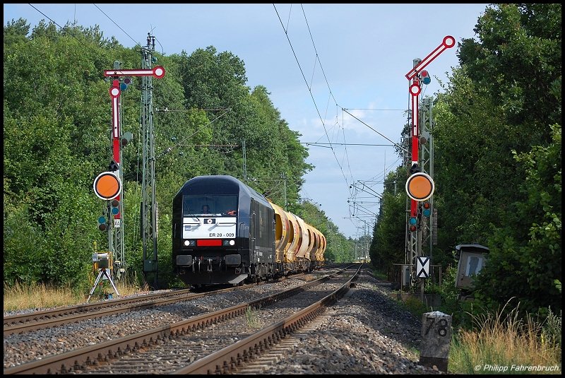 ER 20 - 009 bringt am Morgen des 19.07.08 den  Josera -Leerpark  nach Blaubeuren-Merkle, aufgenommen an der Goldshfer Doppelformsignaleinfahrt am Km 78,0 der Remsbahn (KBS 786).