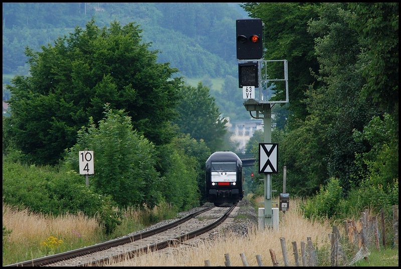 ER 20-009 war im Juni 2008 auf der Brenzbahn unterwegs. Ziel war Blaubeuren. Aufgenommen als Telebild bei Oberkochen.