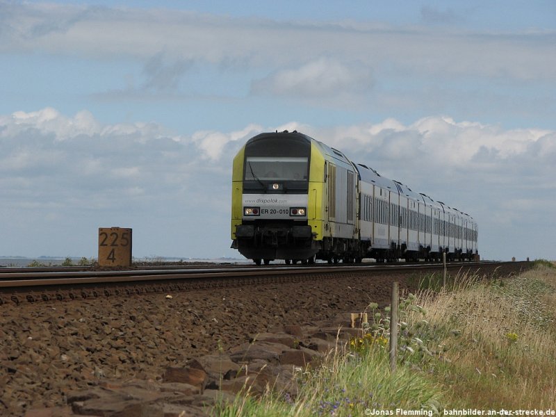ER 20-010 erreicht mit ihrer NOB aus Hamburg-Altona die Insel Sylt. Nchster Halt ist Morsum. Die Aufnahme stammt vom 25.07.07