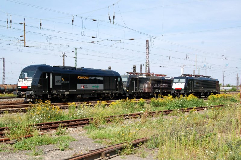 ER 20 - 013 der MRCE und zwei ES 64 F4 stehen am 15.08.09 in Gro�korbetha.
