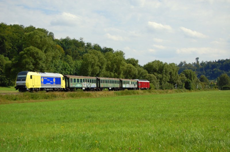 ER 20 - 013 berfhrte am 19.08.07 historische Wagen zur Aufarbeitung wahrscheinlich nach Tschechien, hier, in der Nhe von Knigsbronn, am Streckenkilometer 11,9 der Brenzbahn aufgenommen.