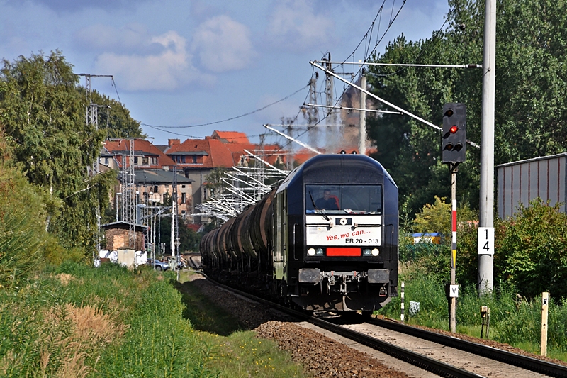 ER 20 013 verlt den Bf Stralsund mit einem vollem lpendel Richtung Rostock, 11.09.09