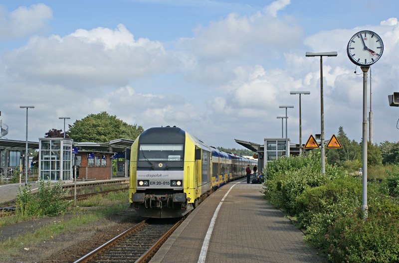 ER 20-015 mit einer NOB nach Westerland (Weesterln) am 20.08.2008 in Husum (Hsem).