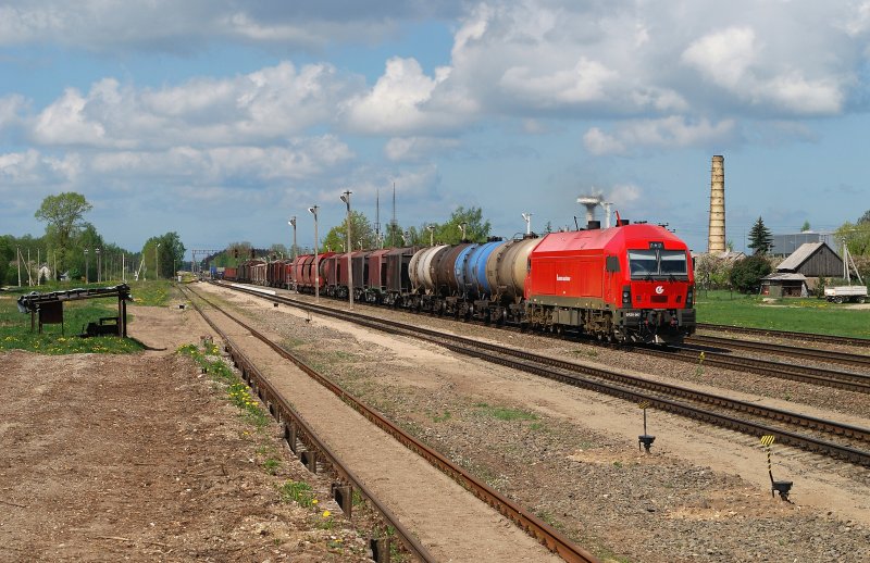ER 20CF - 007 mit Gterzug in Kuziai (11.05.2009)