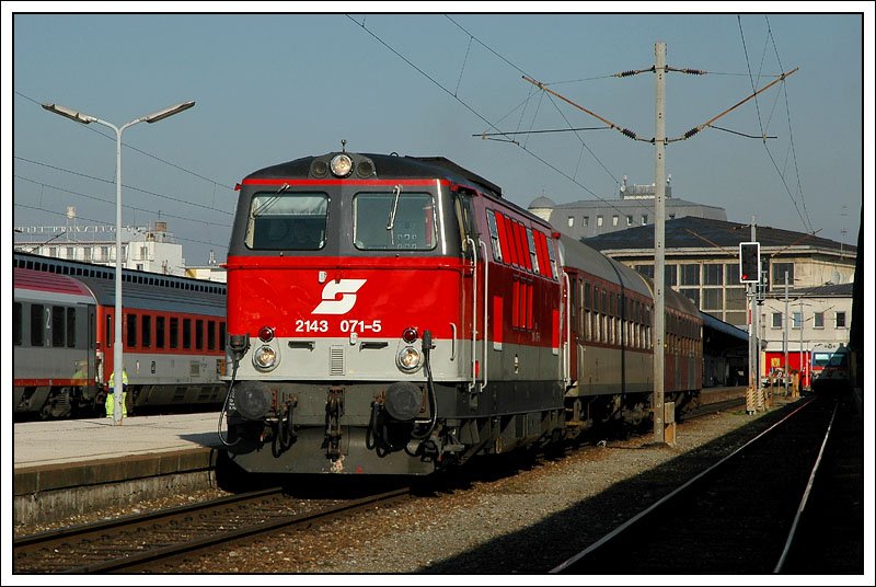 ER 2516  Carpatia  von Wien Sdbahnhof nach Bratislava hl.st. war am 30.9.2007 mit 2143 071 bespannt. Die Aufnahme entstand bei der Ausfahrt aus Wien Sd.