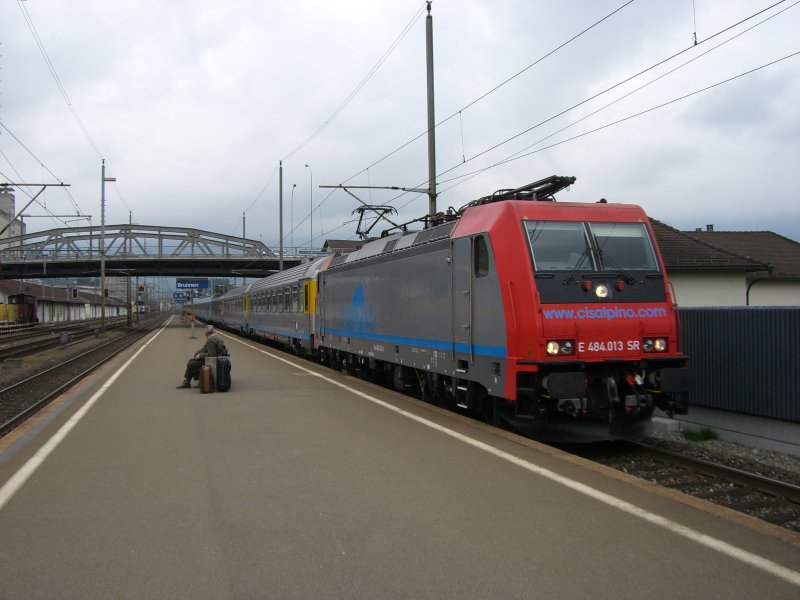 ER 484.013 SR mit einer Cisalpino-Garnitur am 09.09.2007 in Brunnen.