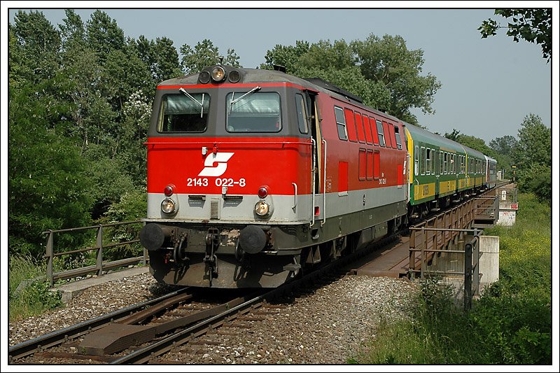 ER 9945 von Szombathely nach Wr.Neustadt Hbf war am 28.5.2008 mit 2143 022 bespannt. Die Aufnahme entstand unmittelbar von der Einfahrt in die Haltestelle Katzelsdorf/Leitha. Bei den gestrigen Temperaturen darf man sich nicht wundern, dass der TFZF eine Tr offen hatte.