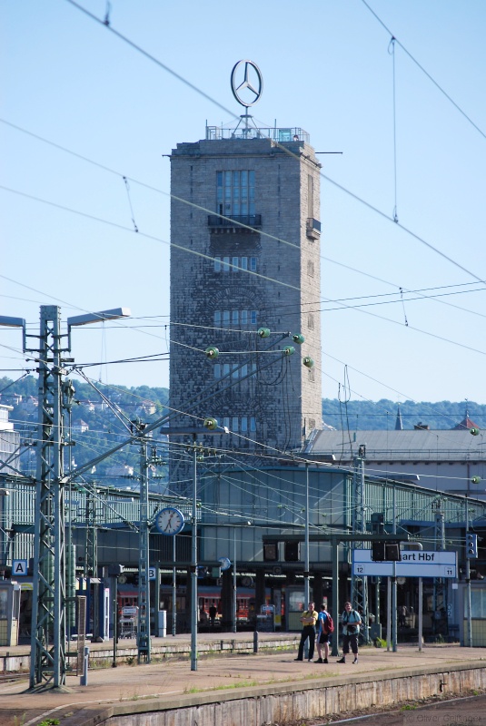 Er darf nicht fehlen, der markante Stuttgarter Bahnhofsturm. Whrend bewegter Revolutionsjahre sogar kurzzeitig Regierungssitz der wrttembergischen Landesregierung. Auch wenn nicht gerade im gnstigsten Licht, so rechtfertigen doch die Bahnbilderfotografen auf dem Bahnsteig das Zeigen des Bildes: Hansjrg, Alexander und Christian, Kevin sa schon wieder im Zug. (01. August 2009)