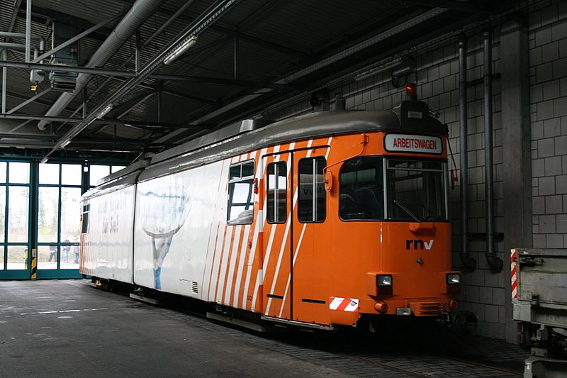 Er hat schon 44 Jahre auf dem Buckel und kommt eigentlich aus Heidelberg - der 1301. Er wurde aber zum Schienenschleifger�t umgebaut, und f�hrt nun f�r Mannheim. In Heidelberg hie� er �brigents noch 215.

Aufgenommen am 16.03.08 in Rheing�nnheim.