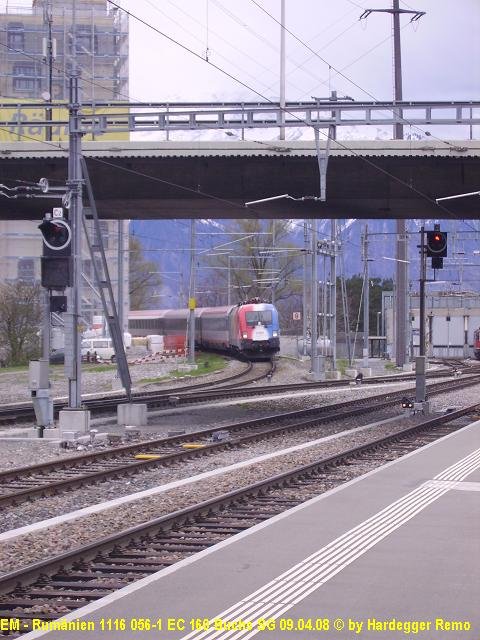 Er kommt, der Taurus (1116 056-1) mit der Rumnen-Bemalung. Er legt sich mit OEC 160 *Vorarlberg* in die Einfahrkurve.
Buchs SG 09.04.08
