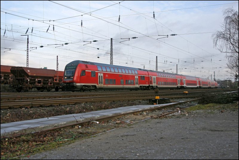 Er ist rot, hoch und meistens voll: Der Nordrhein-Westfalen-Express verbindet das westliche Rheinland mit Westfalen. Hier fhrt der RE1 (RE 10120)  NRW-EXPRESS  von Hamm (Westf) bei Bochum-Ehrenfeld nach Aachen Hbf. Am Zugschluss schiebt die 146 025. (05.01.2008)