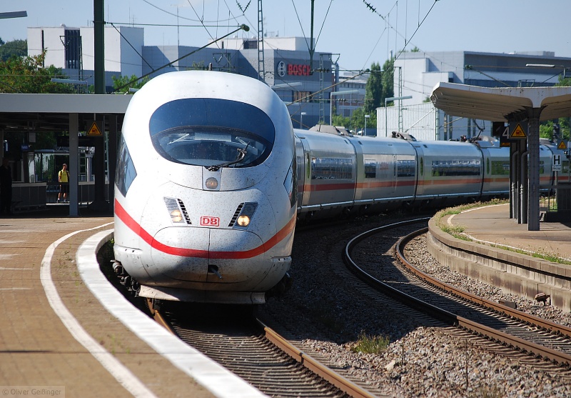 Er will nach Stuttgart zum Bahnbildertreffen. ICE 3 mit hoher Geschwindigkeit durch S-Feuerbach. (01. August 2009)