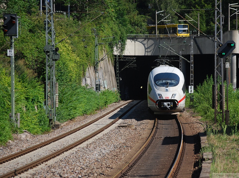 Er will nach Stuttgart zum Bahnbildertreffen. Der ICE 3 hat in der Eile sogar vergessen, das Maul zu schlie�en. Hier schaut nur noch der Rest aus dem Pragtunnel raus. (01. August 2009)