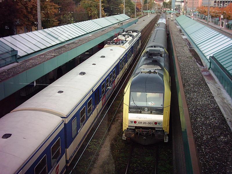ER20 001 mit ihrem Sonderzug nach Landquart am 2.10.2005 in Bregenz von oben fotografiert.