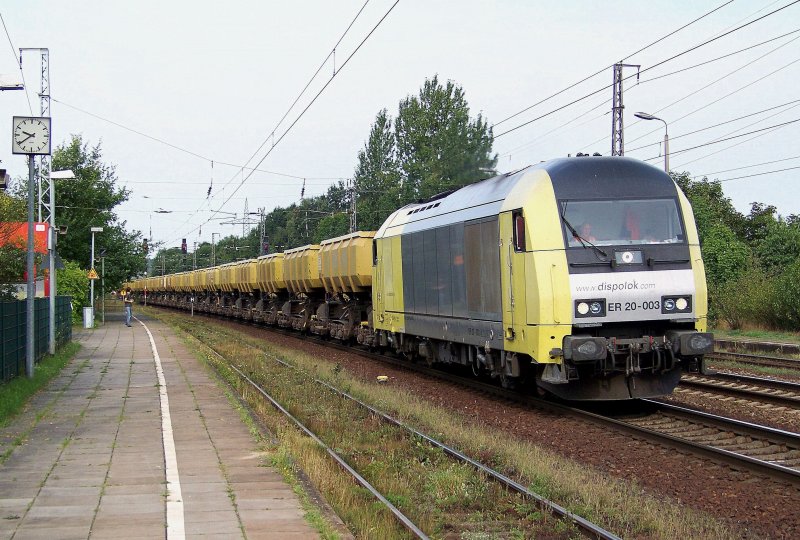 ER20 - 003  Dispolok  kommt hier mit einem Schttgutzug durch Saarmund gebrettert. 17.08.2009