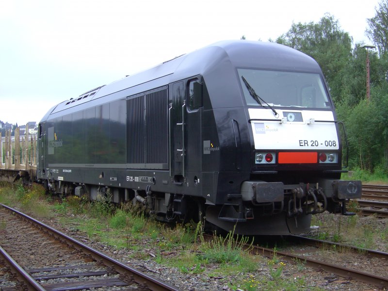 ER20-008 der MRCE (Mitsui Rail Capital Europe) mit einem leeren Holzzug im Bahnhof Arnsberg. (Aufnahme: 05.08.2008)