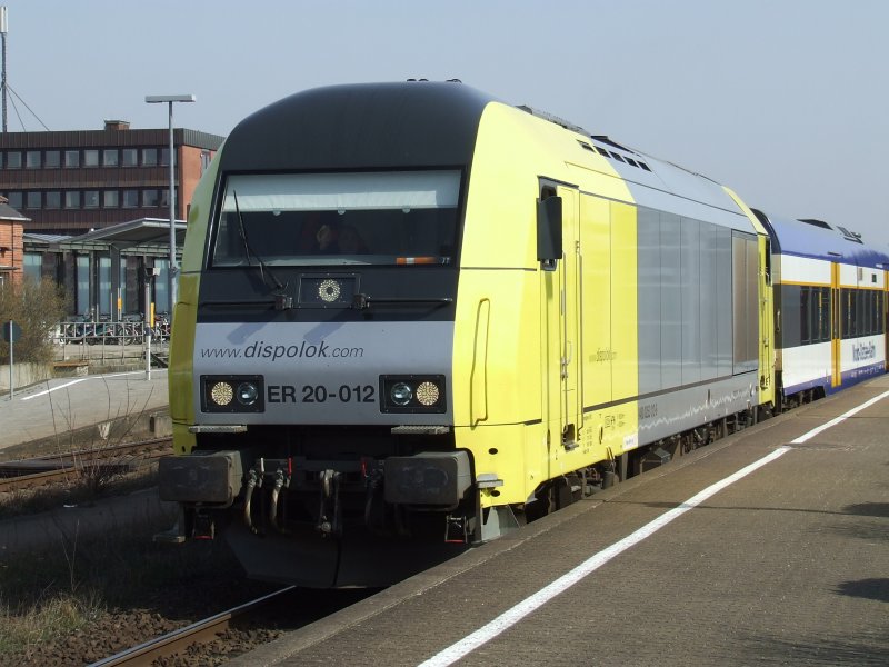 ER20-012 (ER20/Bauj. 2005/angemietet ber VL von Dispolok) zieht ihren Zug richtung Westerland (Sylt) aufgenommen in Husum. 24.3.07