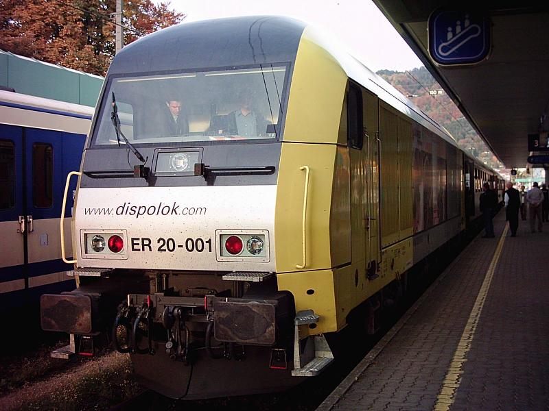 ER20 bespannt einen Sonderzug in die Schweiz. (25.10.2005 in Bregenz)