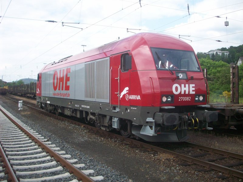 ER20, OHE 270082 mit einem 540m langen Holzzug, leere Rungenwagen in Marburg (Lahn) am 19.05.08!