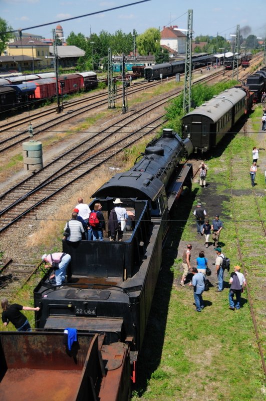 Erfindungsreich... um die besten Pltze bei der nchsten Danpfzugausfahrt zu bekommen, wurden smtliche Mglichkeiten genutzt... (so gesehen auf dem Gelnde des BEM Nrdlingen, 13.06.2009).