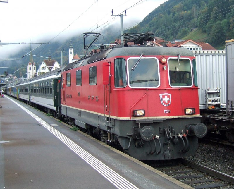 Erfolg macht sauber: Die Re 4/4  11211 der SBB ist im Verhltnis deutlich suberer als die meisten ihrer Cargoschwestern (jedenfalls auf der Seite). Am 09.10.09 legt sie mit einem IR in Flelen einen Halt ein.