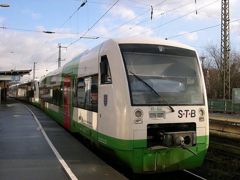 Erfurt 2005 - Als STB 82796 aus Ilmenau ist am 06.01.2005 der VT 106  Neuhaus am Rennweg  mit zwei weiteren Kollegen in Erfurt angekommen. Die SdThringen Bahn ist im brigen ein Tochterunternehmen der Erfurter Industrie Bahn (EIB). Bei letzterer ist erst krzlich das  Industrie  aus dem Namen entfallen, so das sie heute nur noch unter  Erfurter Bahn  im Personenverkehr ttig ist. Somit weit man nicht ganz so deutlich auf das  sich selbstverlandende Stckgut  hin was man mit den Triebwagen der BR 650 transportiert. :-)