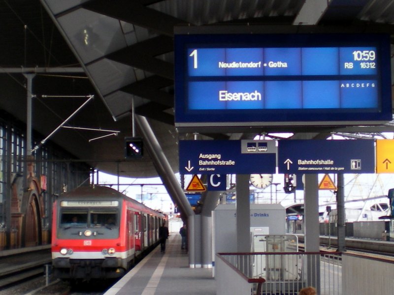 Erfurt Hbf, 4.12.2007: RegionalBahn aus Halle f�hrt weiter nach Eisenach 