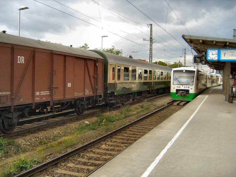 Erfurt Hbf. Am ehemaligen Bahnsteig 7 steht ein Regioshuttle der Sdthringenbahn, am Bahnsteig 7 a der Wagenzug des Sonderzuges, 2006