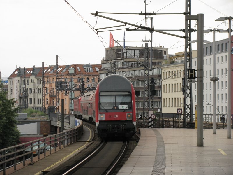 Erg�nzungszug nach Berlin-Ostbahnhof Berlin-Alexanderplatz (3.08.2009). Niemand wei�, was das eigentlich f�r ein Zug ist - S, RB oder RE. Alle Vorhersagen und Anzeigen sin nicht eindeutig.