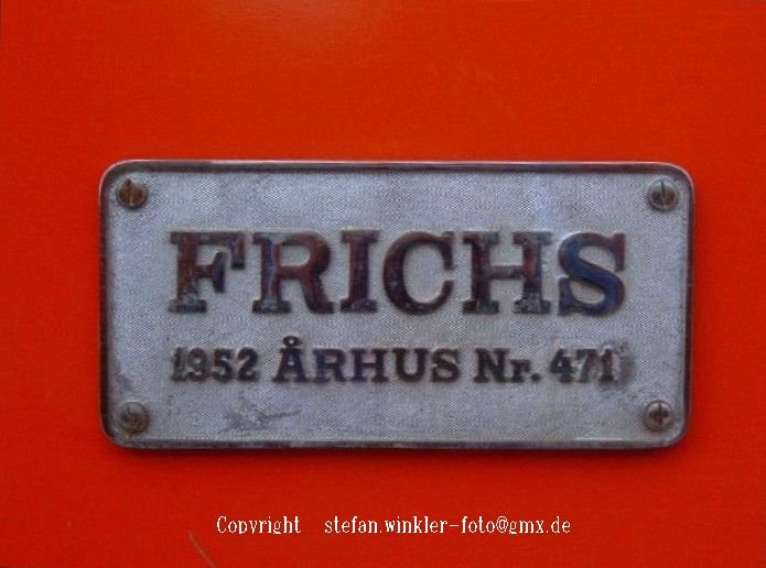 Erinnerung an die bekannte Lokfabrik in Dnemark: Schnes altes Herstellerschild, aufgenommen bei den Frichs-Tagen 2005 im Museum in Odense. Das Museum ist absolut sehenswert, die lteste Lok, die selber dampft ist von 1869 - Wahnsinn....Leider finde ich keine passende Kategorie, deshalb einfach mal irgendwo unter den dnischen Diesels...