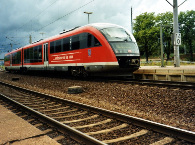 Erinnerung an die Kyffhuserbahn. Die RegionalBahn nach Sondershausen steht im Startbahnhof Artern zur Abfahrt bereit (Scan, 2005).