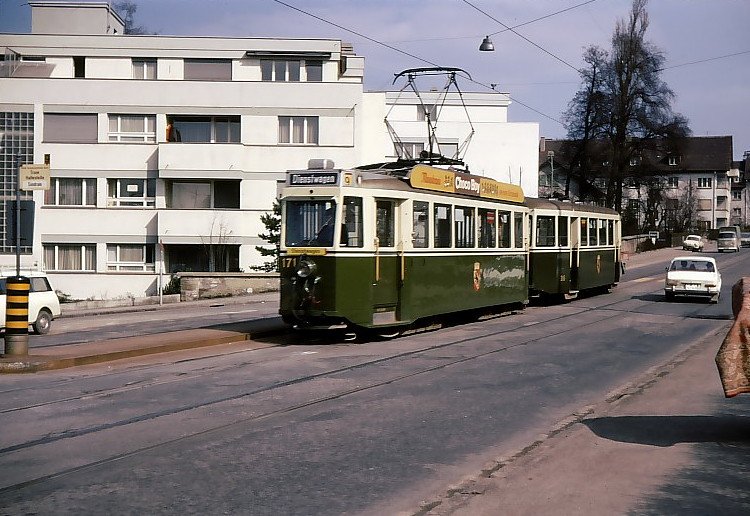 Erinnerung an die  unechten  Ein-richtungswagen 171-175; Baujahr 1944. Vorn ein richtiger Fhrersitz, hinten ein Behelfsfhrerstand; normaler Einstieg durch pneumatische Falttren, wenn  verkehrt  fahrend Einstieg durch einfache Schiebetren. Im Bild: Wagen 171 (mit Anhnger 316) als Dienstwagen, Wabern (Sandrain), 15.April 1970.
