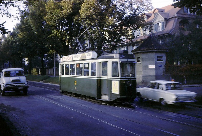 Erinnerung an die  unechten  Ein-richtungswagen 171-175. Wagen 174 braust die Neubrckstrasse hinauf ins Brckfeld, Linie 1. 8.Oktober 1965.